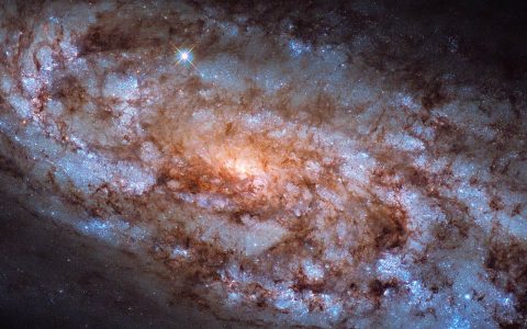 通过观测星爆星系NGC 1792，天文学家可以更好的了解银河系