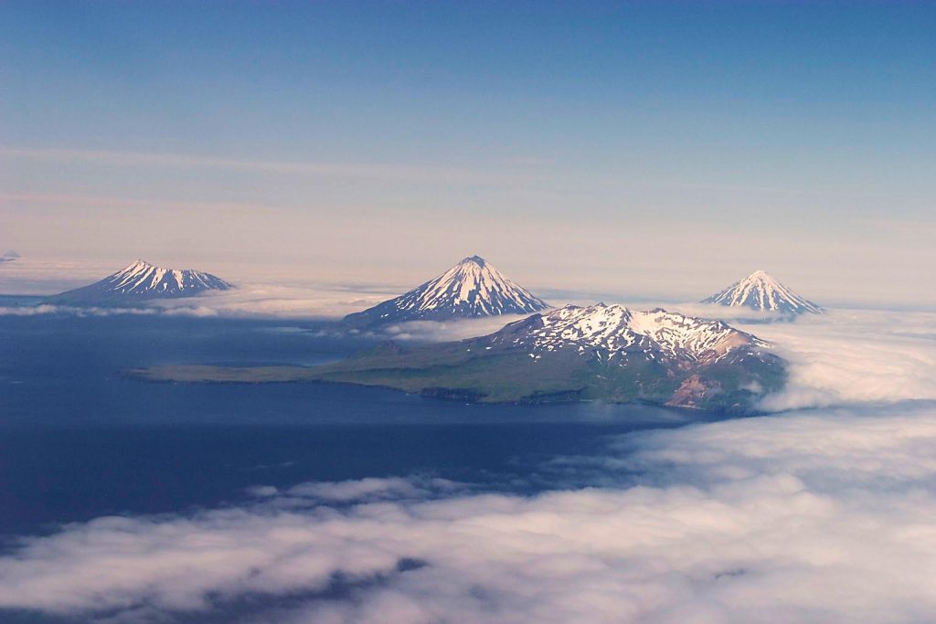 阿留申群岛（Aleutian Islands）是一个由数十个岛屿组成的群岛，其中有40个活火山和17个休眠火山。