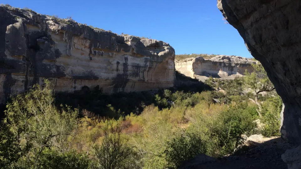 发现该男子的下佩科斯峡谷地，约在1400至1000年前。他被埋葬的干旱地区使他的身体自然木乃伊化。图片：©Karl Reinhard）