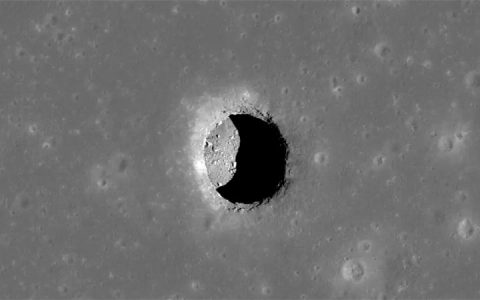 月球上真有通向地下的洞口？实际上只是熔岩管坍塌形成的坑