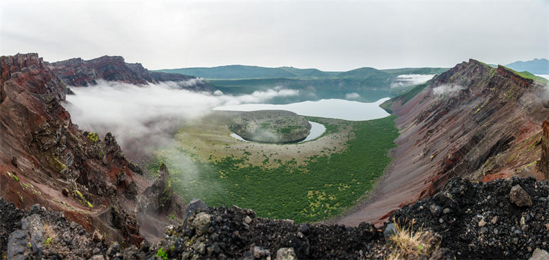 北方四岛位于火山地震带上，存在着火山和温泉