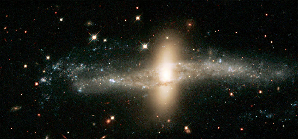 典型的极环星系NGC4650A看起来好像是一个十字架形状