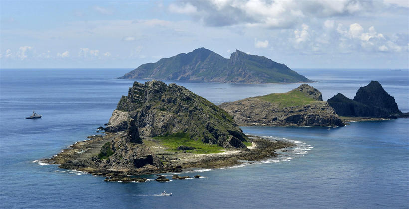 从南小岛北小岛方向看远方的钓鱼岛主岛