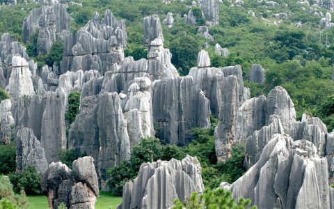 喀斯特地貌：由石灰岩构成的地形地貌