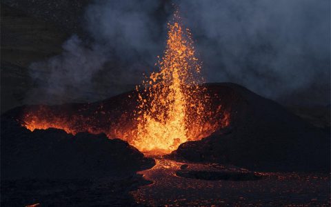 如果地球上所有的活火山同时喷发会发生什么？