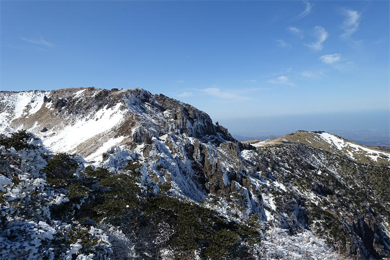 济州岛上的汉拿山是韩国第一高峰，冬天也会有积雪