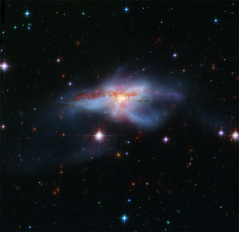 NGC 6240是一个不规则星系，由三个星系合并而成